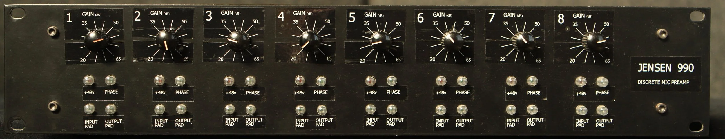 The gain switch goes from 15 dB to 70 dB in steps of 5 dB, with an input pad (-20dB) and output pad (-10 dB)