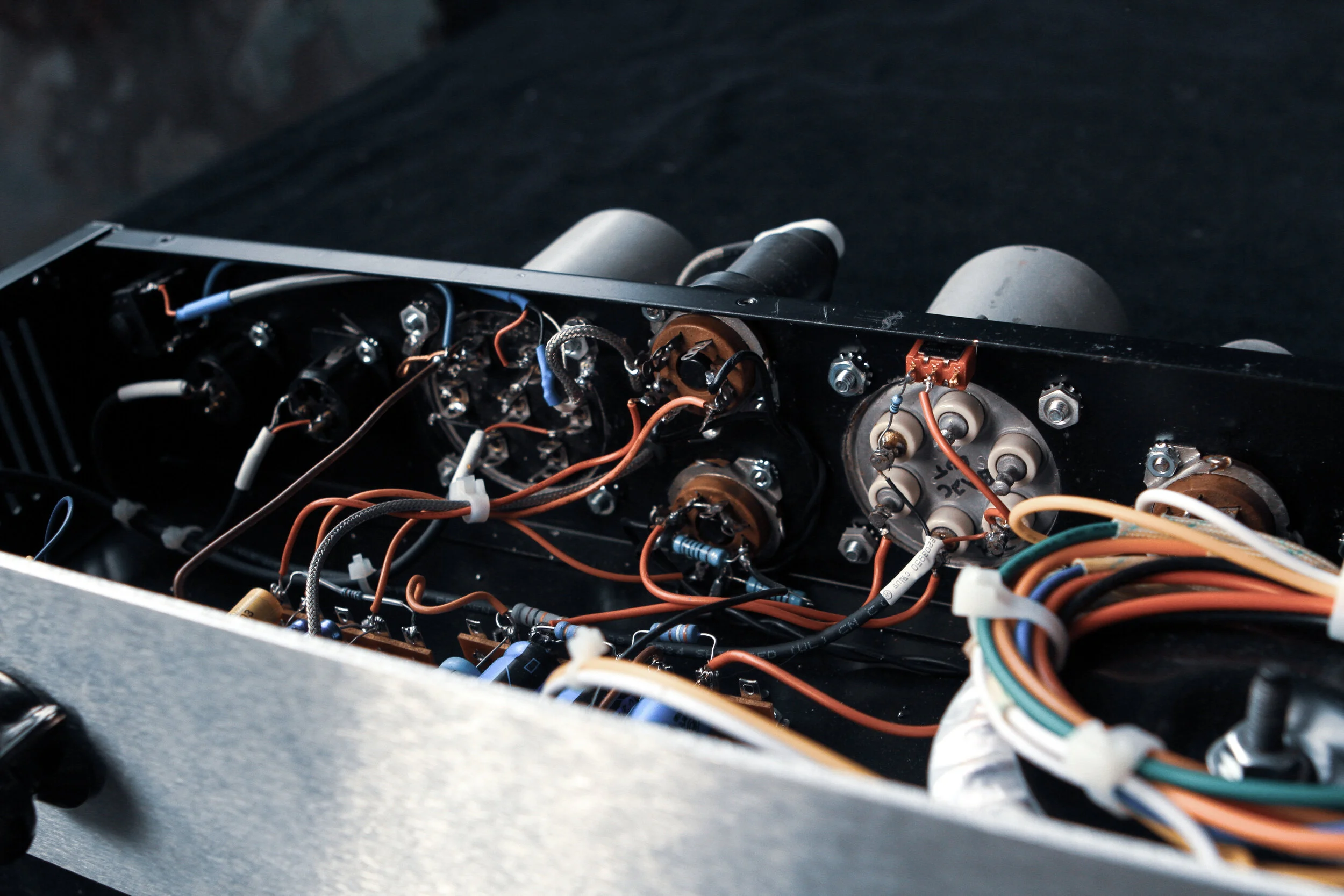 A point-to-point build on terminal strips. The output tube is transformer coupled with the tube plate coming through the primary of the transformer. This allows the amplifier to have higher headroom on the output and eliminate the blocking cap befor