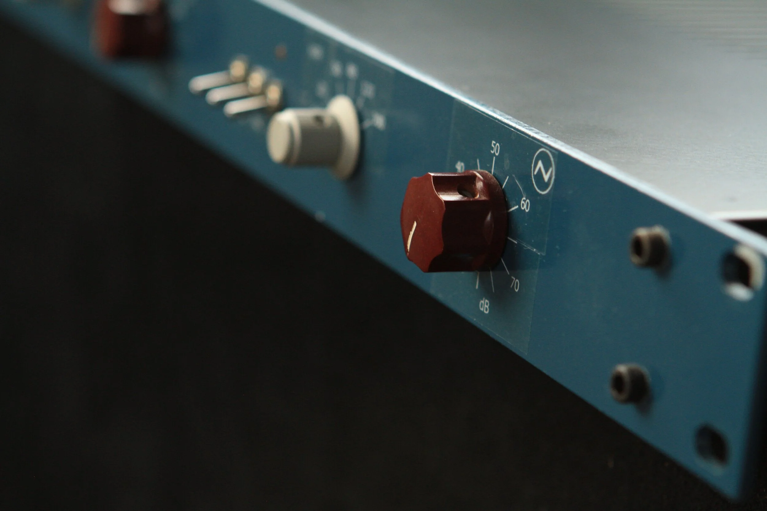 The Neve microphone preamplifier 1290 was the same circuit found in the legendary 1081 & 1073 channel strips. This build adds the HPF from the 1073, to cut low frequencies during tracking, when necessary.