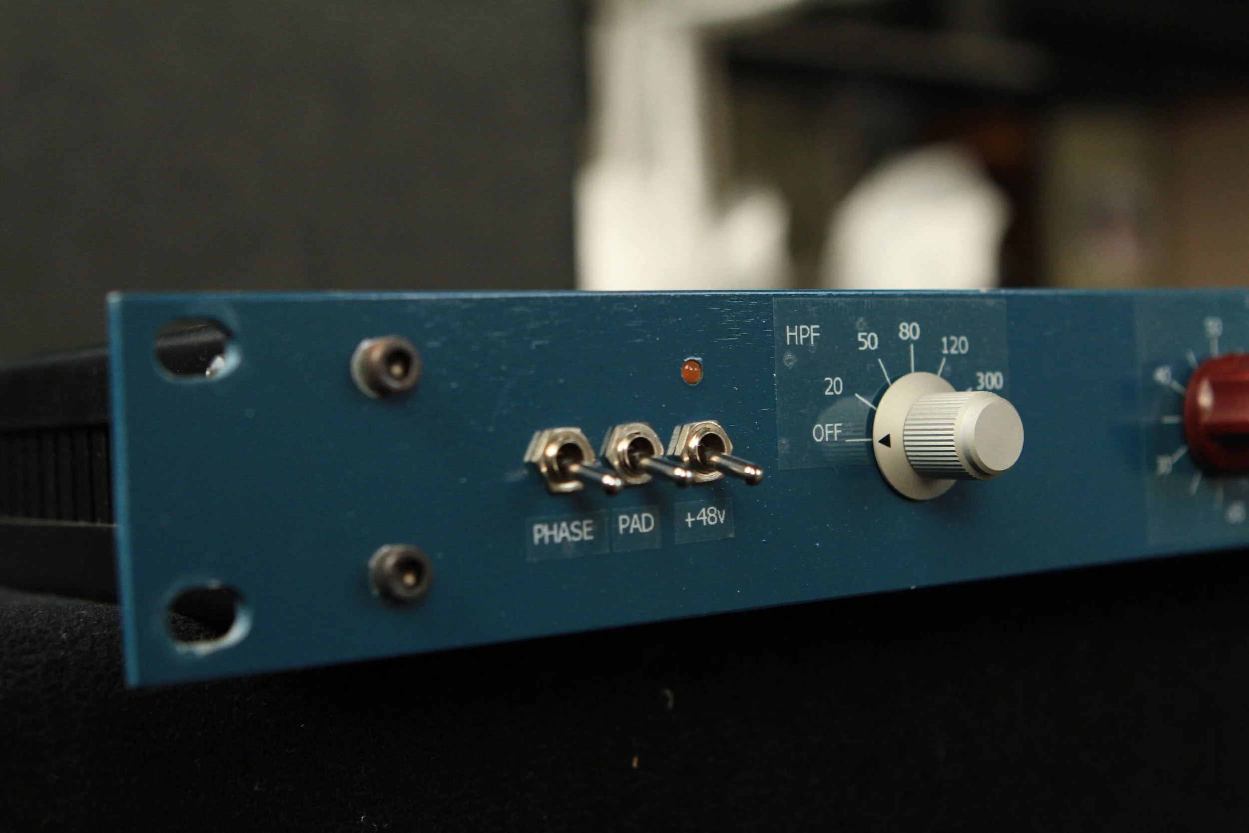 The HPF uses an inductor to form a resonance filter, with 12 dB per octave rolloff. The control has 5 frequency set points.