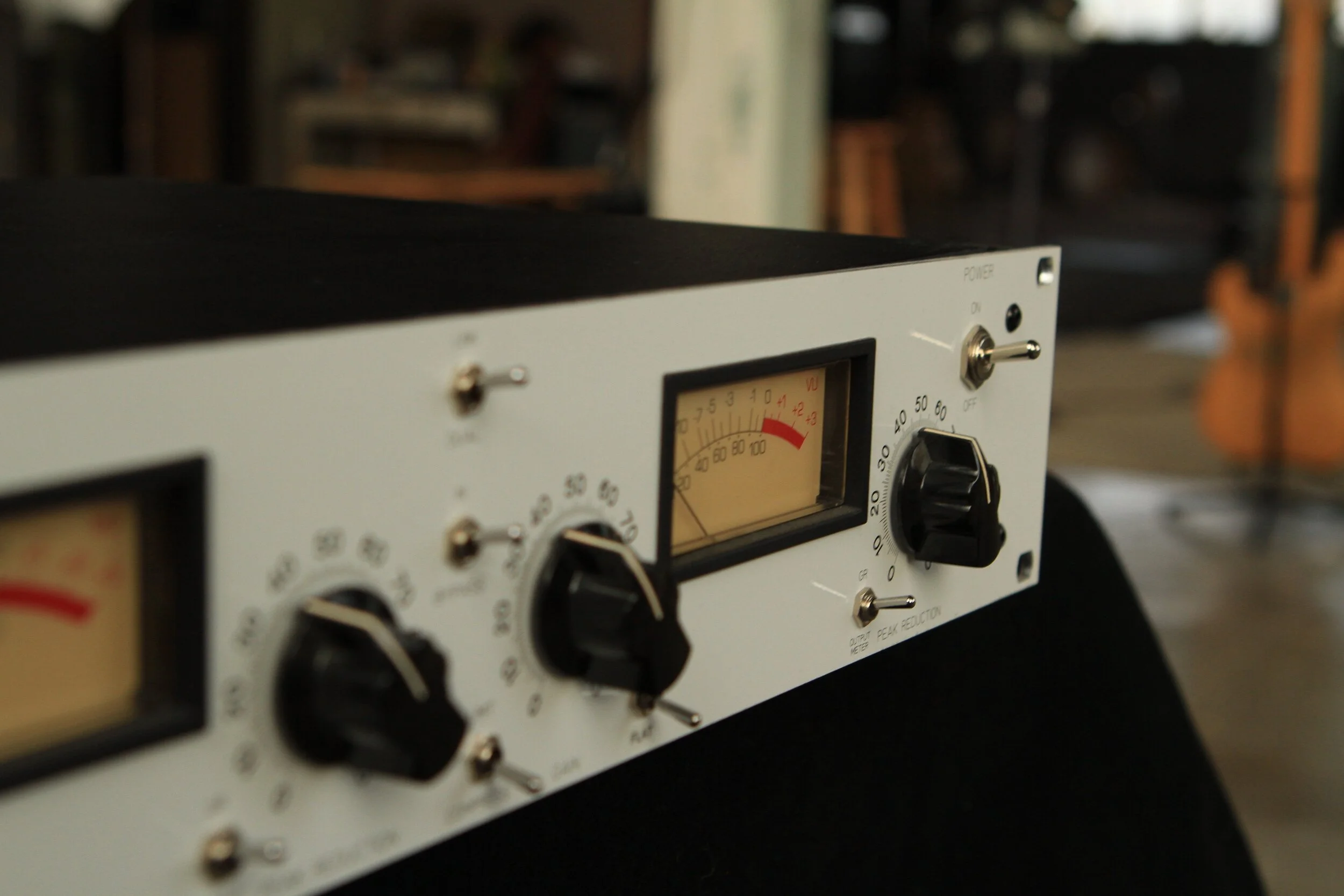 The LA2A Compressor is a tube levelling amplifier with an optical gain control unit.